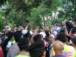 sekelompok-warga-menghadang-kedatangan-djarot-saiful-hidayat_20161117_133153.jpg