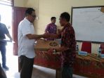 sekjen-kemendag-karyanto-supri-menyerahkan-bantuan-berupa-laptop-dan-proyektor_20181015_090619.jpg