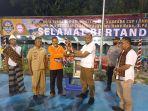senator-asal-ntt-angelius-wake-kako-menyerahkan-piala-bergilir-kepada-ketua-panitia.jpg
