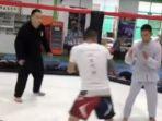 seorang-ahli-wing-chun-yang-menantang-petarung-mma-roboh.jpg