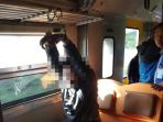 seorang-oknum-mahasiswa-diborgol-di-dalam-kereta_20180830_154332.jpg