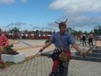 seorang-pejabat-di-tts-ikut-menarikan-tarian-ma-ekat_20170728_114846.jpg