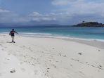 seorang-warga-sedang-berjalan-menyusuri-pantai-paheng-waq.jpg