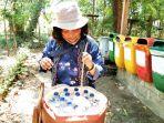 sering-urus-sampah-ini-kisah-wanita-yang-dijuluki-ratu-sampah-di-sikka.jpg