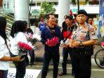 setangkai-bunga-mawar-wujud-ucapan-terima-kasih-masyarakat-kepada-tni-polri-di-sudirman-thamrin.jpg