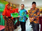 seusai-beri-hadiah-kakanwil-kemenag-ntt-lepas-kontingen-ksm-ke-manado.jpg