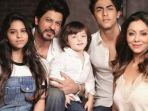 shah-rukh-khan-dan-keluarganya.jpg