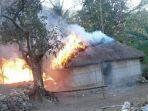 si-jago-merah-lalap-rumah-warga-mollo-tengah.jpg