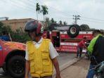 sialan-ngebut-mau-padamkan-kebakaran-eh-mobil-damkar-terbalik-simak-kisahnya.jpg