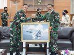 silaturahmi-kolonel-agus-setyawan-bawakan-kado-pesawat-tempur-untuk-danlantamal-vii.jpg