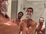 simakkkk-gaya-cristiano-ronaldo-di-kamar-mandi_20151028_144539.jpg
