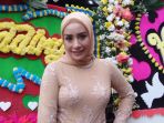 sinta-bachir-berpose-di-sela-acara-pernikahan-rio-reifan-dan-henny-yuliyanah_20180818_205632.jpg