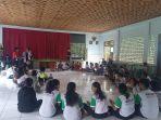 siswa-siswi-smpk-frateran-maumere-saat-berada-di-panti-asuhan-stella-maris-nangahure.jpg