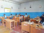 siswa-siswi-smpk-st-yoseph-naikoten-sedang-melakukan-praktikum.jpg