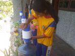 siswa-smak-syuradikara-ende-sedang-mengisi-air-minum-jumat-1112019.jpg