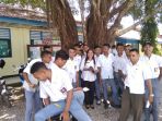 siswa-smkn-5-kupang-gembira-dan-berpose-dengan-guru_20180405_175410.jpg