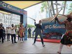 soft-opening-ifg-yang-digelar-di-jakarta-beberapa-waktu-lalu-salah-satunya-tarian-caci.jpg
