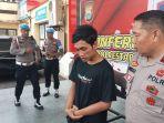 sososk-pemuda-yang-potong-jalan-iringan-jokowi-di-makassar.jpg