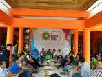 suasana-diskusi-dalam-fisip-corner-di-lobby-gedung-fisip-undana-penfui.jpg