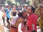 suasana-haru-saat-hasni-berhasil-dievakuasi-dari-celah-bebatuan_20180808_210100.jpg