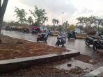 suasana-hujan-di-bandara-el-tari-k.jpg