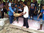 suasana-pemakaman-alfano-tuke-bocah-yang-tewas-akibat-terkena-strom.jpg
