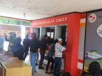 suasana-pengunjung-yang-membeli-tiket-kapal-di-kantor-pt-pelni-cabang-kupang_20180610_102626.jpg