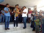 suasana-saat-aldo-menerima-hadiah-dari-plt-bupati-ngada-drs-paulus-soliwoa.jpg
