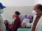 suasana-saat-bupati-agas-pantau-kondisi-para-korban-keracunan-makanan-di-nggalak-leleng.jpg