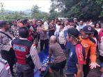 suasana-saat-korban-banjir-dievakuasi-aparat-kepolisian.jpg