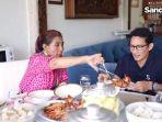 susi-pudjiastuti-mengambilkan-lobster-untuk-s.jpg