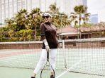 syahrini-dengan-celana-ketat-di-lapangan-tenis.jpg