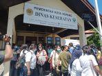 tenaga-kesehatan-di-kota-kupang-saat-melakukan-demonstrasi.jpg