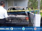 terbakar-mobil-petugas-memasang-garis-polisi.jpg