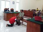 terdakwa-ancaman-penikaman-pastor-berlutut-sambil-menangis-di-hadapan-korban.jpg