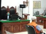 terdakwa-randi-badjiddeh-saat-sedang-mengikuti-sidang-di-pengadilan-negeri-kupang.jpg