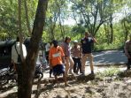tersangka-adrianus-tabun-saat-melakukan-rekonstruksi-kasus-pembuhunan-meri-faot_20180407_143420.jpg