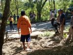 tersangka-adrianus-tabun-saat-melakukan-rekonstruksi-kasus-pembuhunan-meri-faot_20180407_143641.jpg