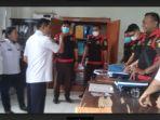 tim-penyidik-kejari-manggarai-sedang-menggeledah.jpg