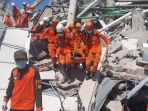tim-sar-menemukan-salah-satu-korban-meninggal-dunia-dari-reruntuhan-hotel-roa-roa-palu_20181001_143250.jpg
