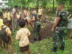 tni-bantu-siswa-buatkan-lubang-sampah-di-sdk-dafala.jpg