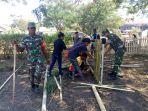 tni-polisi-dan-warga-bangun-pagar-bambu-keliling-puskesmas-danga.jpg