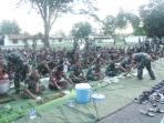 tni-yonif-743-makan-bersama-yonif_20160406_193450.jpg