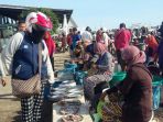 transaksi-ikan-di-tpi-maumere_20180716_080713.jpg