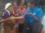 turun-pasar-ketua-tp-pkk-sumba-barat-bagi-bagi-masker.jpg