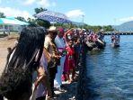 uskup-larantuka-mgr-frans-kopong-dan-wabup-flotim-agus-boli-membuang-lima-buah-batu-ke-laut.jpg