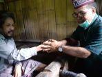 uskup-ruteng-mgr-siprianus-hormat-sedang-bersapa-kasih-dengan-odgj-paulus-jaghang.jpg
