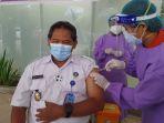 vaksinasi-perdana-pemkot-kupang-kepala-bnnp-ntt-kita-harus-sukseskan-vaksinasi-covid-19.jpg
