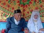 viral-di-media-sosial-kakek-103-tahun-nikahi-gadis-27-tahun-kakek-harus-dipapah-ke-pelaminan.jpg