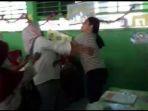 viral-video-wali-murid-masuk-kelas-dan-keroyok-guru-sd-kronologi-kejadian-hingga-pelaku-ditangkap.jpg